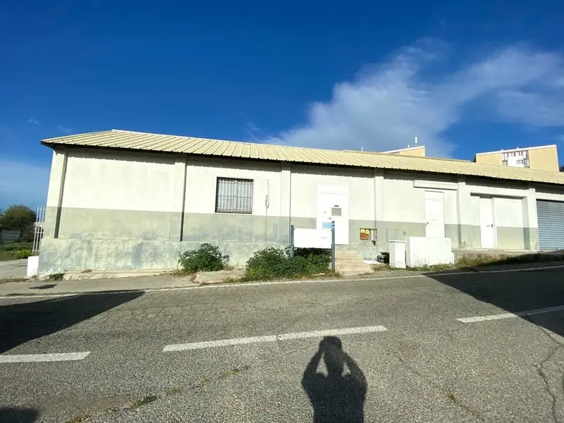 LOCAUX D'ACTIVITES 300 m² A LOUER 13015 MARSEILLE