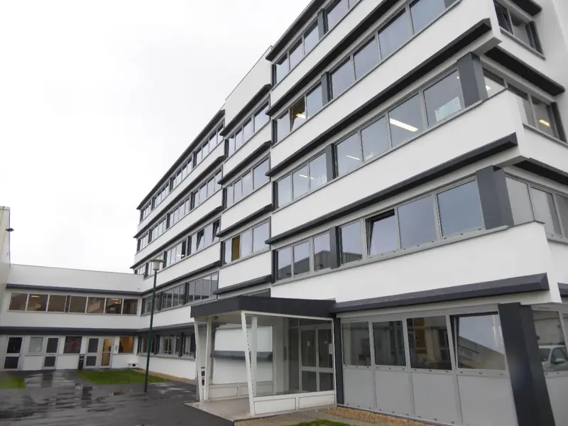 Bureaux récemment rénovés et situés au cur de la ZI.