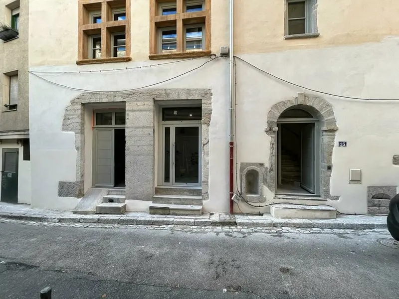 A louer Local commercial  210.15m² Lyon 01