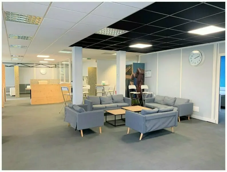 BUREAUX A LOUER - VISIBILITE IDEALE - ACCES TRAMWAY
