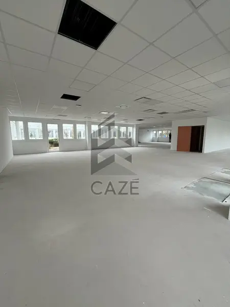 BUREAUX A LOUER ENTIEREMENT RENOVES - PIED DE TRAMWAY LIGNE A