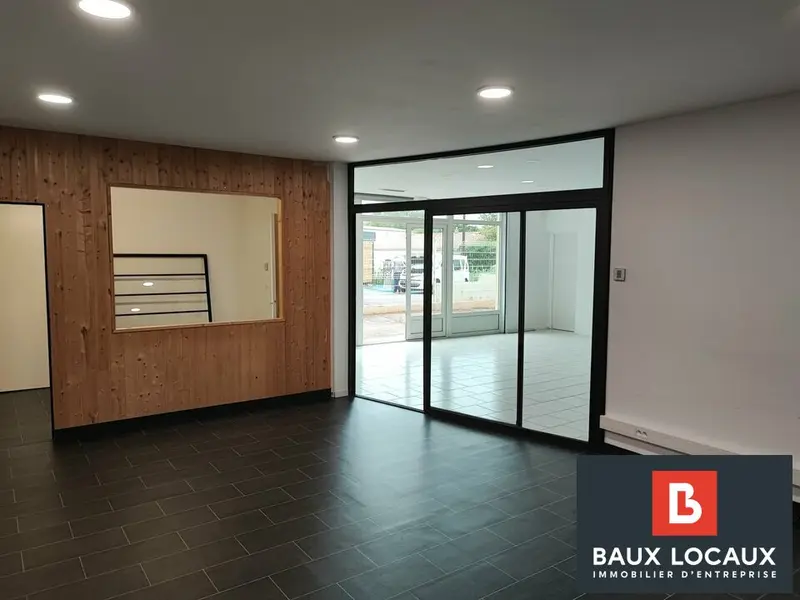 LOCAL COMMERCIAL IDEAL SHOW ROOM D'ENVIRON 200 m²