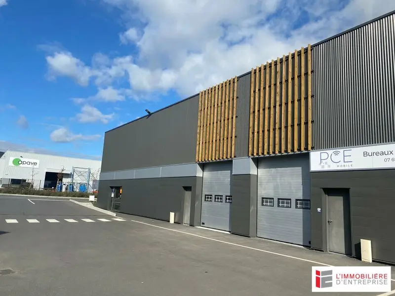 A VENDRE LOCAL D'ACTIVITÉ D'UNE SURFACE DE 359 M² PACÉ DANS ZAC