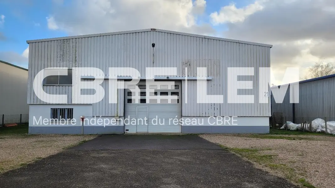 Beau bâtiment indépendant sur un terrain de 2017 m².
