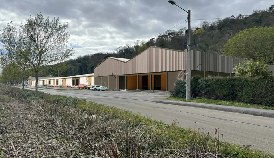 PROCHE ROUEN - LOCAUX INDUSTRIELS / STOCKAGE DIVISIBLES.