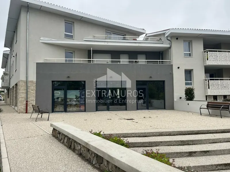 A vendre Local commercial  219m² Chaussan