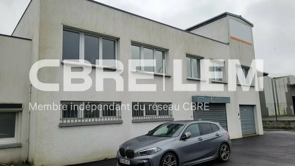 Au coeur de la ZI avec accès faciles, Bureaux au premier étage.