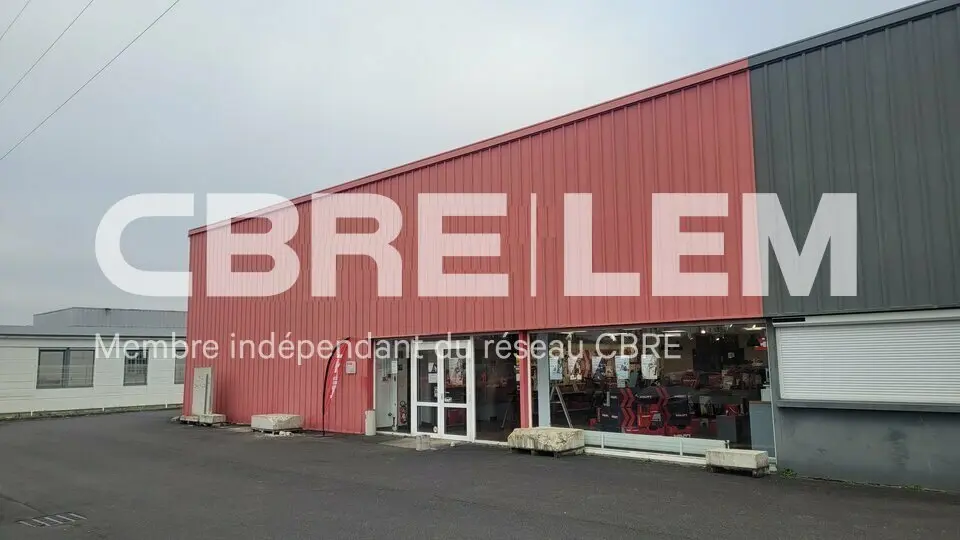 BEAUX LOCAUX A LOUER SUR BOULEVARD INDUSTRIEL.