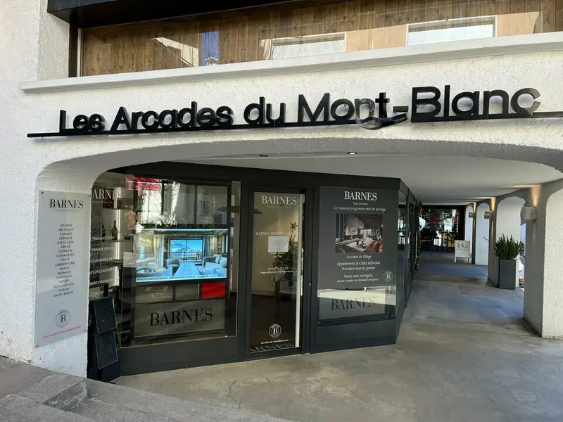 A louer Local commercial  61m² Demi-Quartier