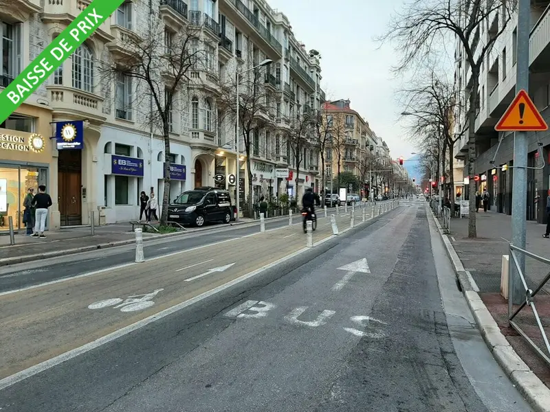 Murs libres a vendre avec grand linéaire vitrine