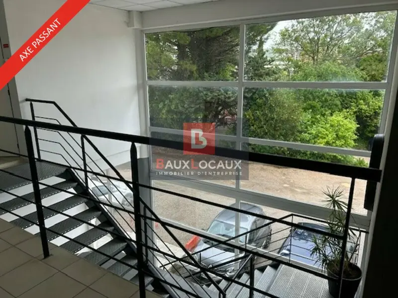 A LOUER BEL EMPLACEMENT DE BUREAUX AU COEUR DE VENELLE