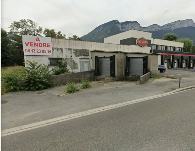 Emplacement rare : le biens artisanaux sont rares à la vente...