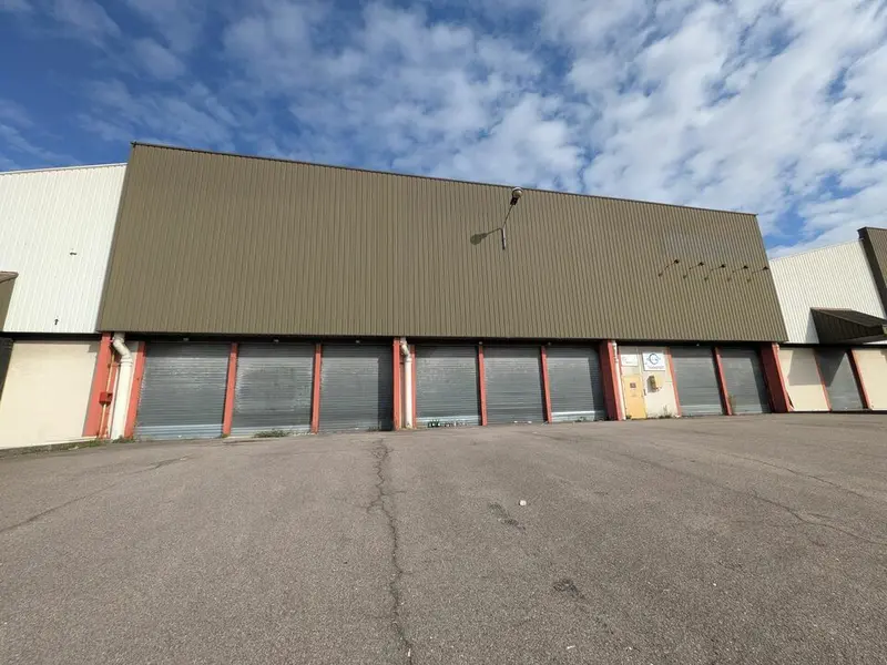 A LOUER 1056m² de local sur la zone industrielle n°1!