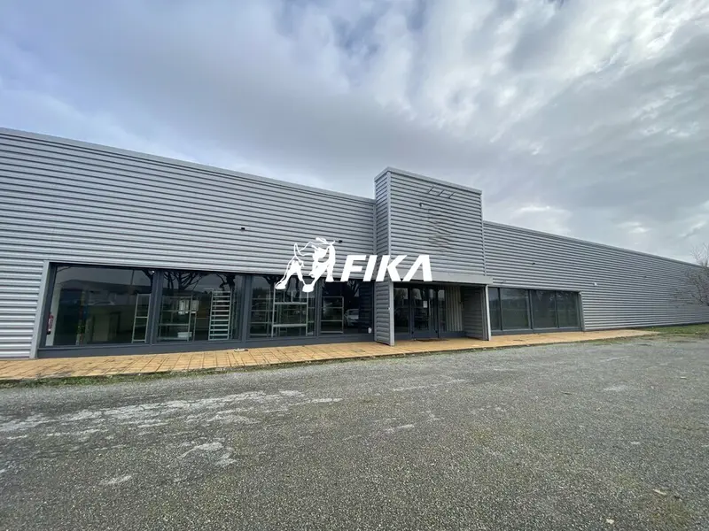A LOUER LOCAL D'ACTIVITE 1 700 m² - (31860) PINS-JUSTARET