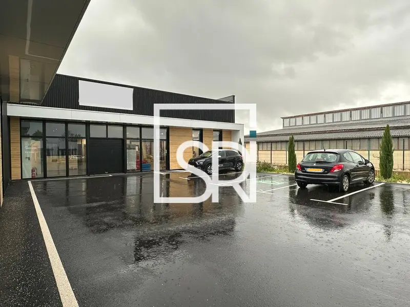 LOCATION LOCAL COMMERCIAL 200 m2 + ENTREPOT 200 m2 - 63300 THIERS