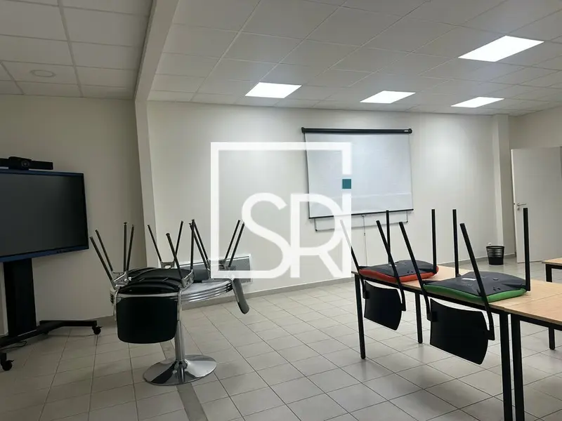 À VENDRE  BUREAUX 122 M²  ZONE DES ANCIZES, CREUZIER-LE-NEUF - 03300