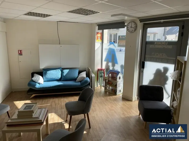 LOCAL COMMERCIAL AVEC VITRINE D'ANGLE VISIBILITE SUR AXE PASSANT