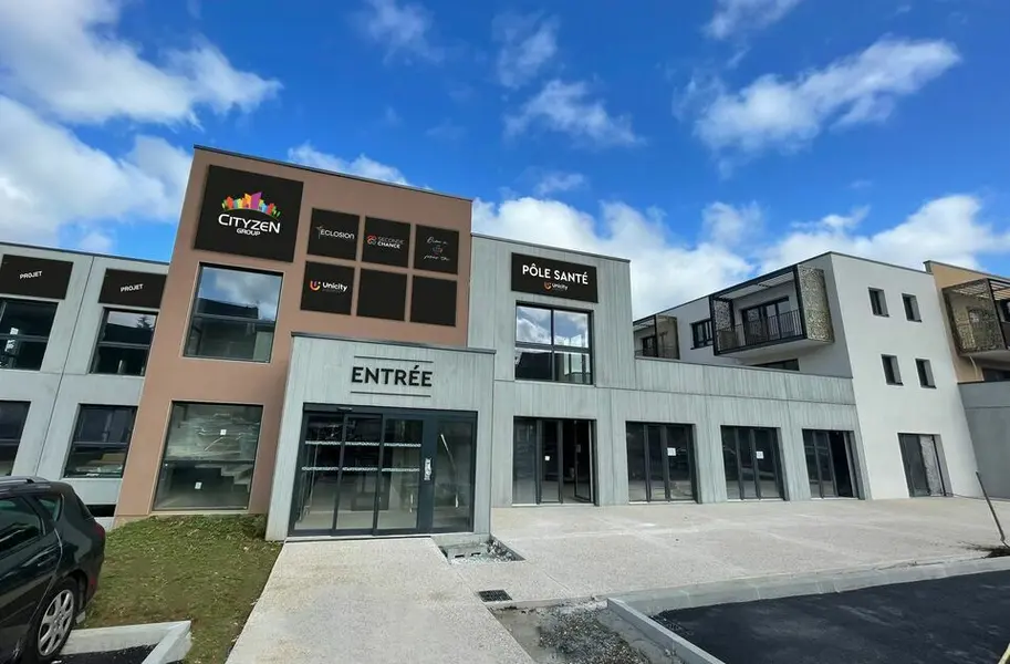 Plateau neuf avec stationnements.