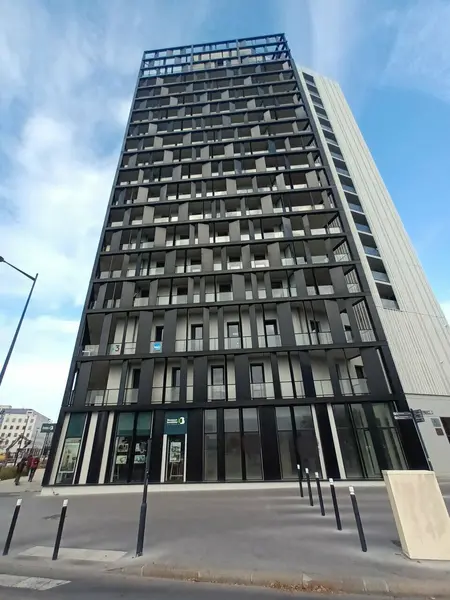 Proche Gare sur axe très passant.