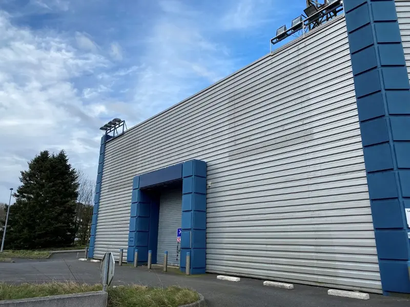 A LOUER - LOCAL COMMERCIAL - SAINT MARTIN DES CHAMPS 