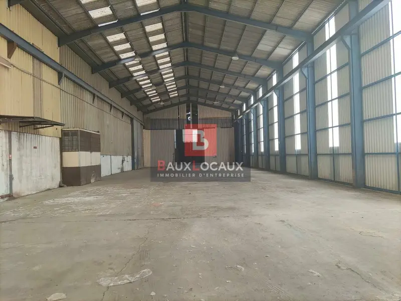BEL ENTREPOT D'ENVIRON 900 m² AVEC BUREAU D'ENVIRON 50 m²