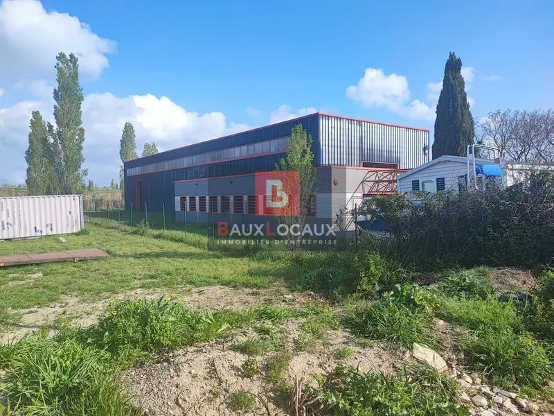 LOCATION LOCAL ACTIVITES AVEC BUREAUX D'ENVIRON 570 m²