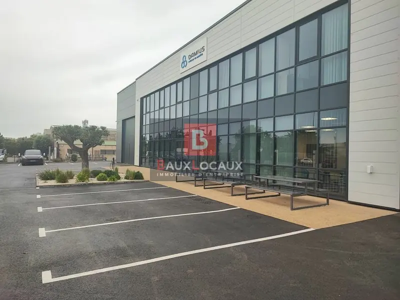 LOCAUX D'ACTIVITES NEUF AVEC BUREAUX BELLE PRESTATIONS