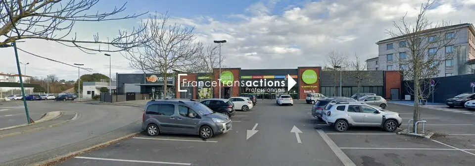 A LOUER LOCAL COMMERCIAL 740 m² AUCH ZONE COMMERCIALE