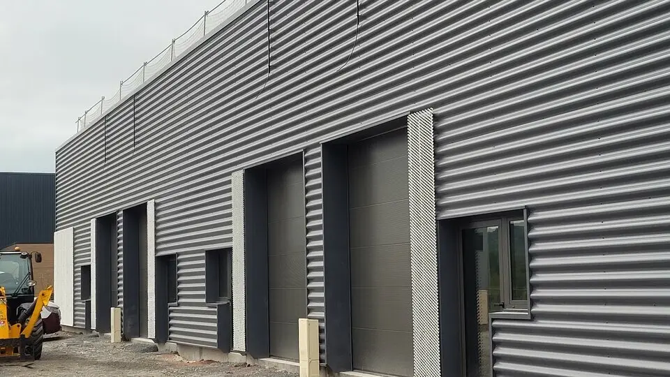 LOCAL ARTISANAL NEUF A LOUER.