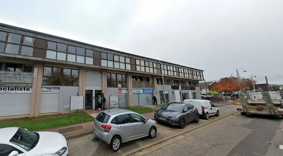 PROCHE METRO ET A13 - A DESTINATION PROFESSIONNELLE & D'HABITATION.