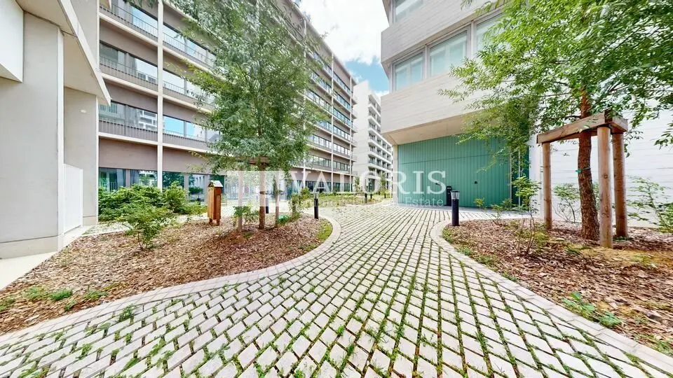 Au coeur du quartier d'affaires Lyon Confluence, actif indépendant.