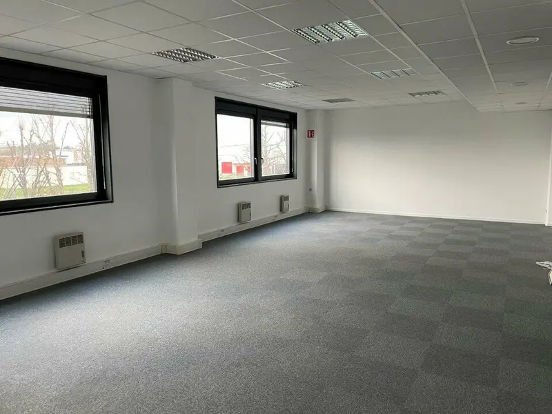 A louer Bureaux 407m² Saint-Quentin-Fallavier