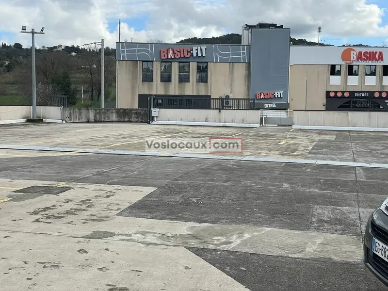 A la location :  Bureaux de 120 m² à Grasse avec parking   