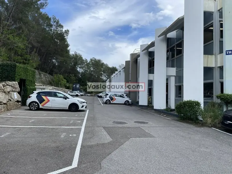 A la location : Bureaux/Local d'activité de 1 330m² à Sophia-Antipolis