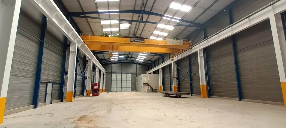 Bâtiment neuf sur grand terrain, à proximité immédiate des autoroutes.