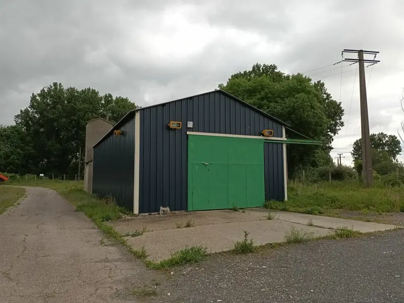 AXE PASSANT - Emplacement stratégique - Grand terrain.
