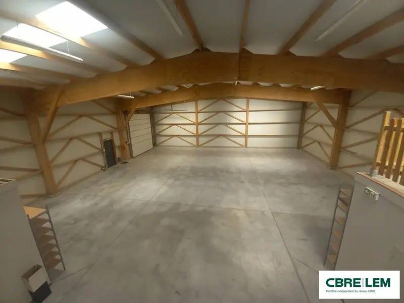 Bâtiment récent indépendant.