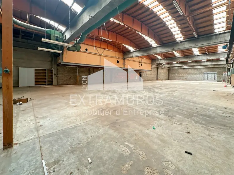 A vendre : Local d'activités de 1910 m² à Saint Priest