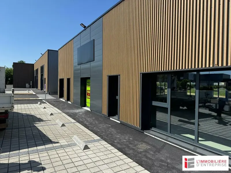 LOCATION  CELLULE D'ACTIVITÉ/COMMERCIALE  150 M²  LA BOUEXIÈRE