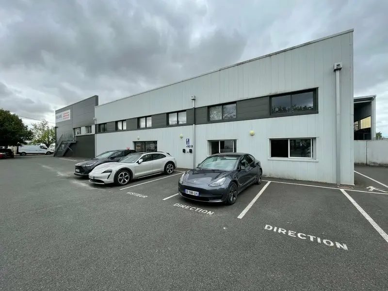 SAINTES - BATIMENT INDUSTRIEL A LOUER