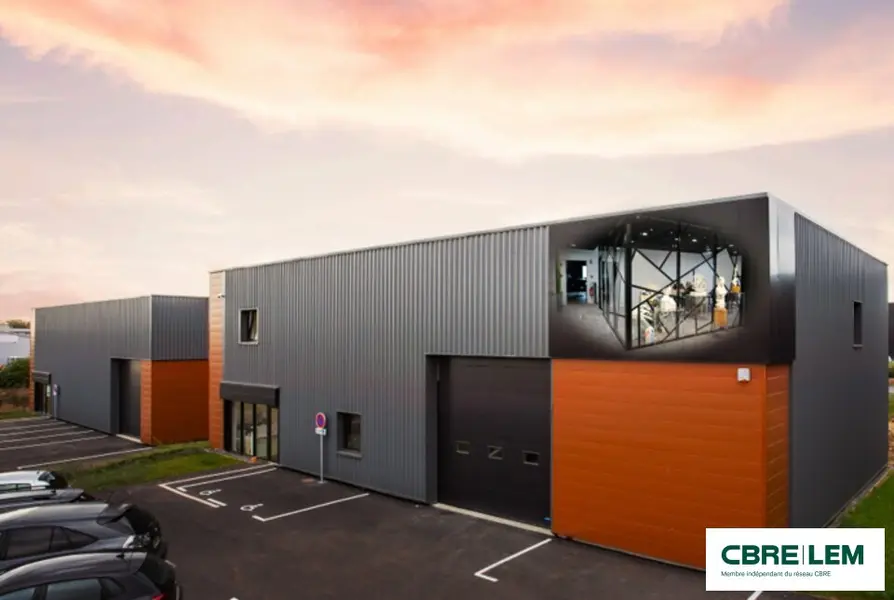 Bâtiment indépendant récent-- Belles prestations.