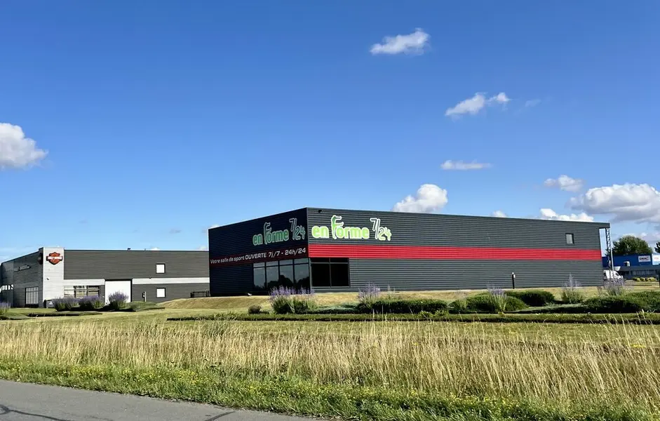 Ilmmeuble à vendre en façade de périphérique