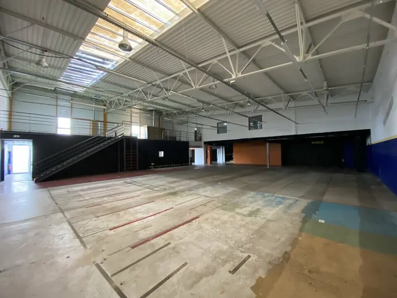 Local commercial à la location de 746 m²