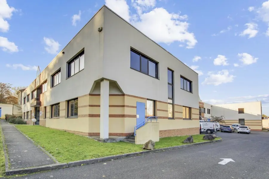 Locaux d'activités idéalement placés !