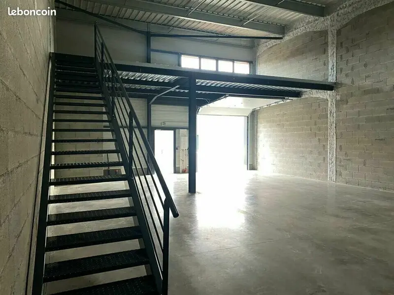 A louer Locaux d'activité 195m² Aoste