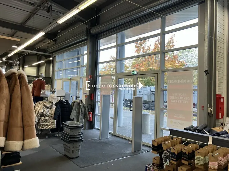  A LOUER LOCAL COMMERCIAL 832 M² EXCELLENTE VISIBILITE 