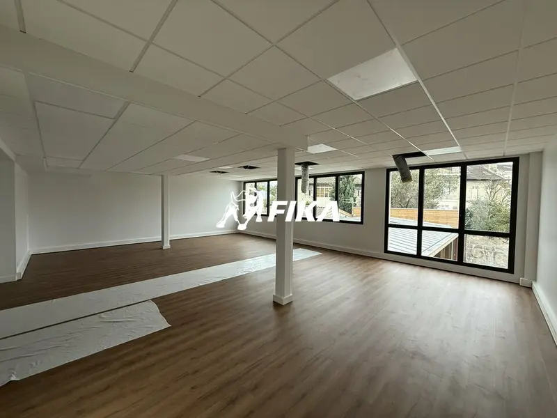 Bureau à louer - Bordeaux (33800) - 305 m² - 6 608 €/mois