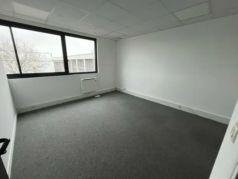 Entrepôt / Activité à louer - Quincy-Voisins (77860) - 121 m² - 705 €/mois