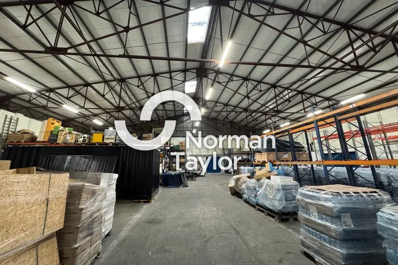 Entrepôt / Activité à louer - Nîmes (30900) - 825 m² - 3 437 €/mois