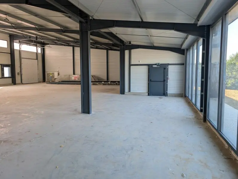 Entrepôt / Activité à louer - Pont-De-L'Isère (26600) - 898 m² - 8 333 €/mois